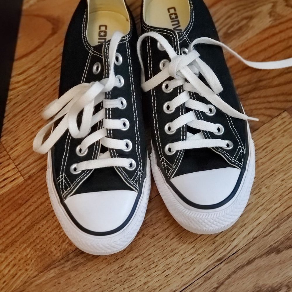 Women's Size 6 1/2 Chuck Taylor All Stars (Like New)